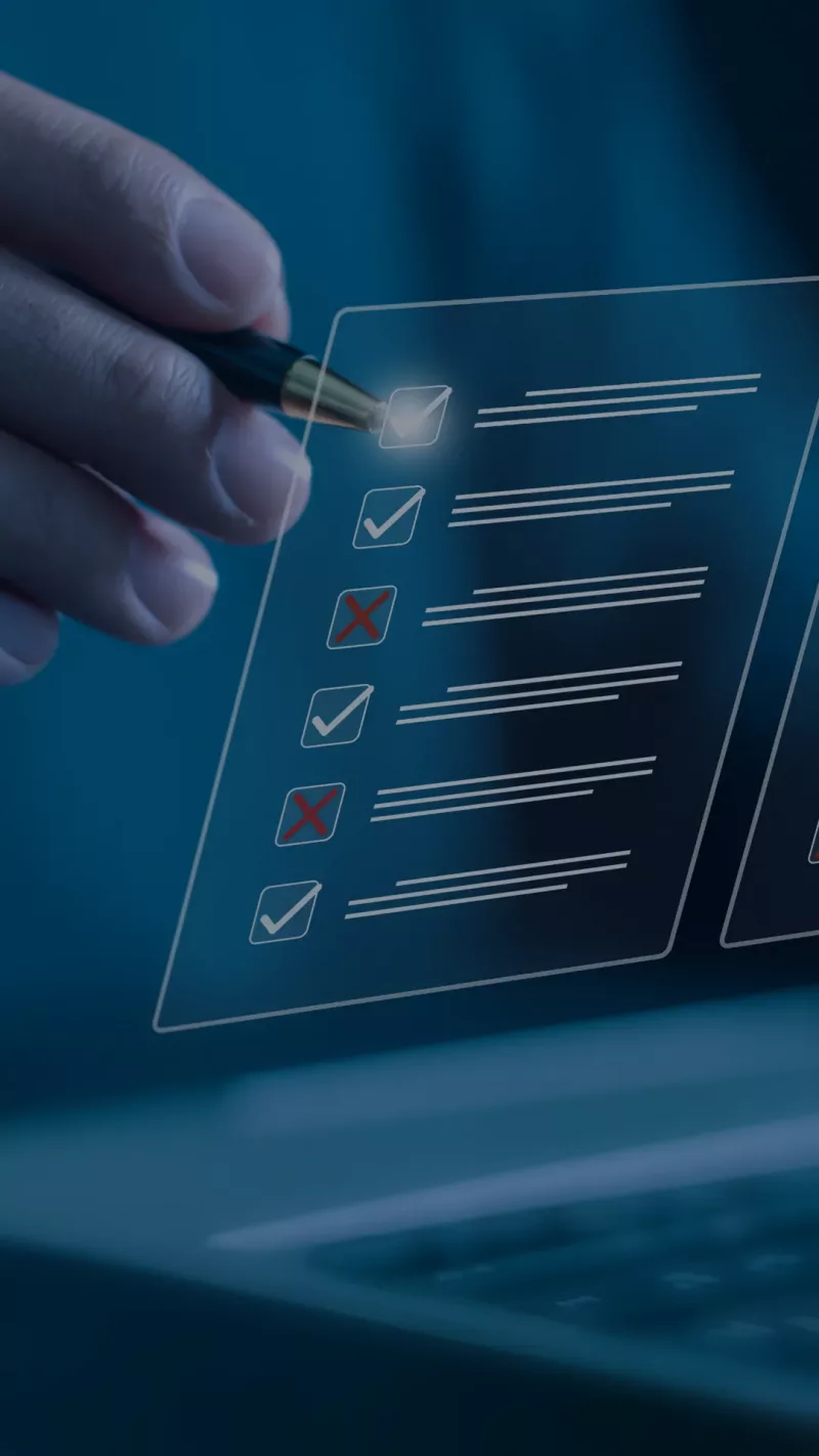 Barrierefrei Audit Titelbild - Hand bedient virtuellen Monitor mit einem Stift