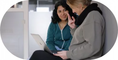 Zwei Frauen in Vorbesprechung zum Video-Dreh.