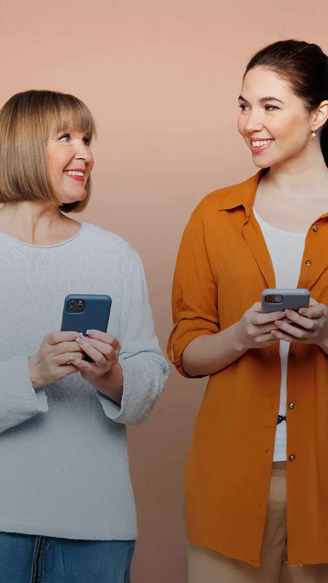 Mobil-First-B2B-B2C-Barrierefreiheit-Audit-100-Prozent-Check-AAA-Website-Internetseite-Mobil Kopie Zwei fröhliche Frauen mit Handys in der Hand